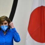 La presidenta de la Cámara de Representantes, Nancy Pelosi, se pone la mascarilla durante una rueda de prensa en Tokio
