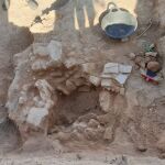 Descubierta en el yacimiento de València la Vella en Riba-roja de Túria una pieza funeraria de época romana (s.I-II dc)