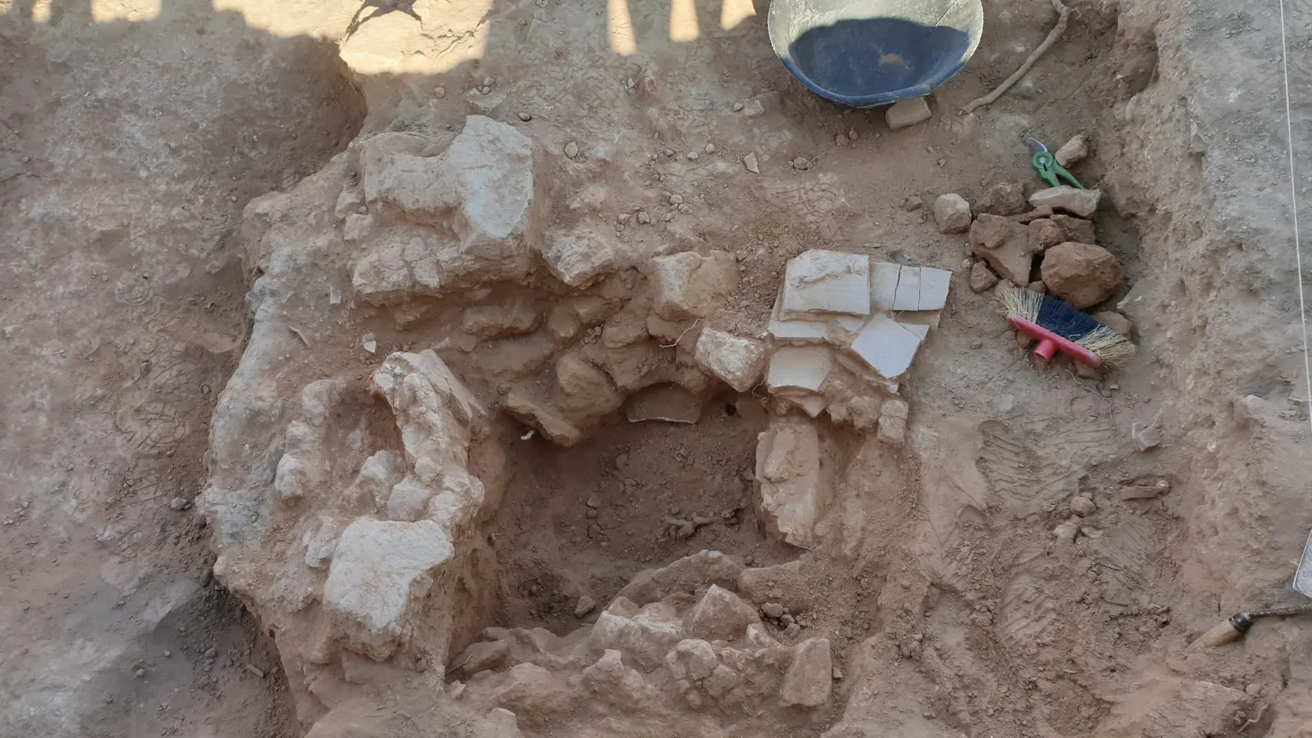 Descubierta en el yacimiento de València la Vella en Riba-roja de Túria una pieza funeraria de época romana (s.I-II dc)