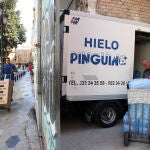 Un repartidor de hielo hace su ruta por los locales del centro Málaga