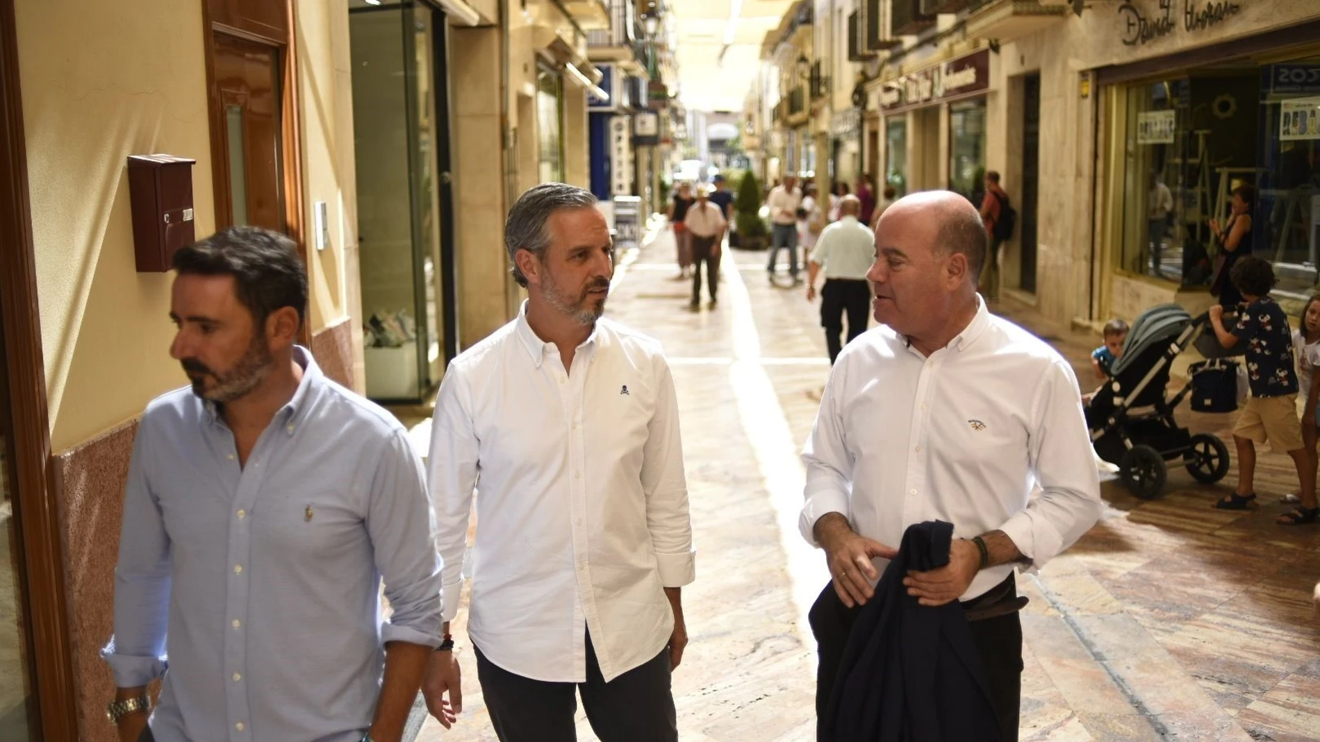 El vicesecretario de Economía del PP, Juan Bravo, junto con al alcalde de Antequera, Manuel Barón; el presidente local, José Ramón Carmona PP 05/08/2022
