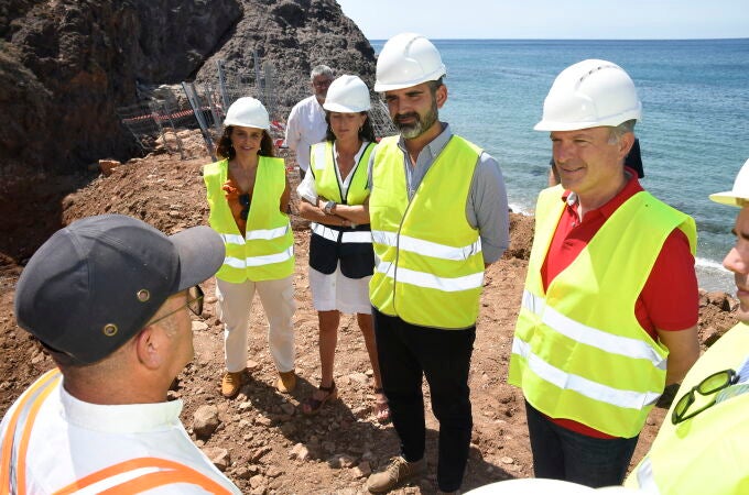 El consejero de Sostenibilidad, Medio Ambiente y Economía Azul, Ramón Fernández-Pacheco durante una visita a las obras para habilitar el canal que permitirá reanudar la entrada de agua en el humedal de Las Salinas de Cabo de Gata