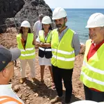 El consejero de Sostenibilidad, Medio Ambiente y Economía Azul, Ramón Fernández-Pacheco durante una visita a las obras para habilitar el canal que permitirá reanudar la entrada de agua en el humedal de Las Salinas de Cabo de Gata
