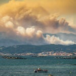 Nubes de humo tras el incendio declarado ayer en Borio (La Coruña)