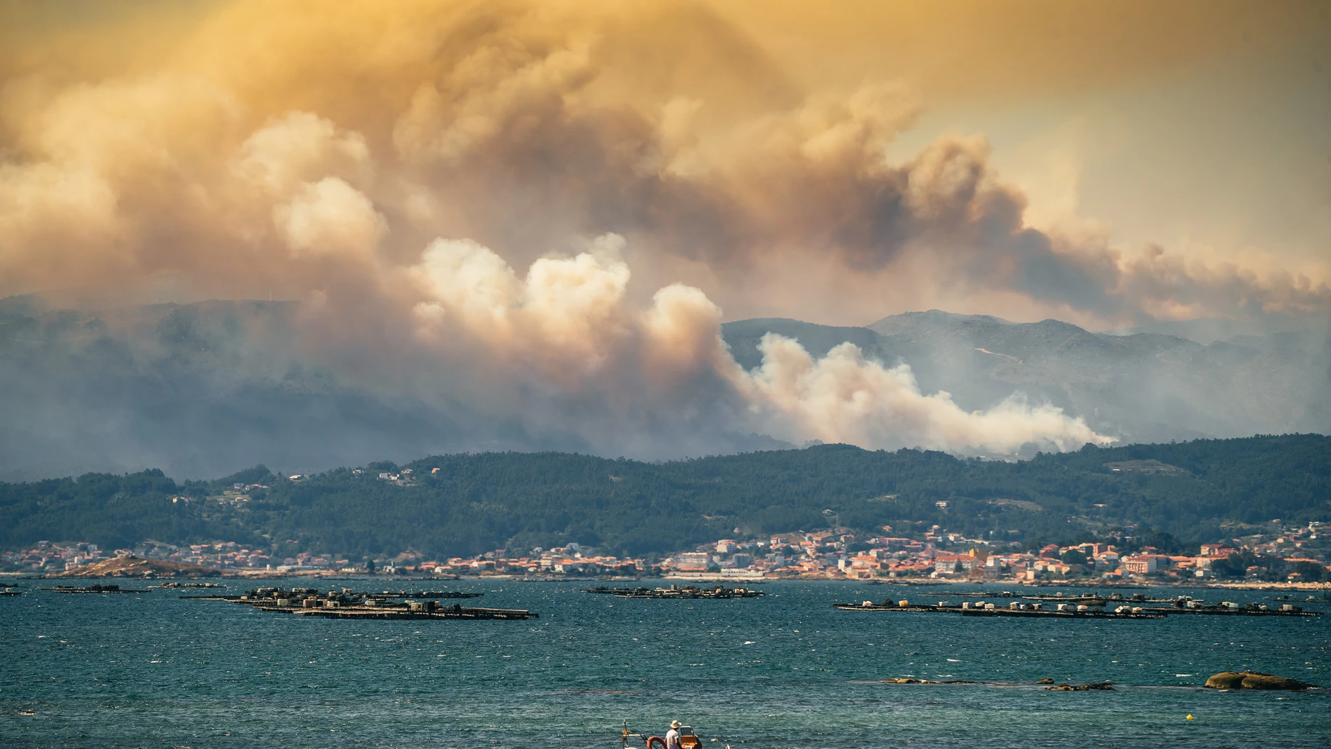 Nubes de humo tras el incendio declarado ayer en Borio (La Coruña)