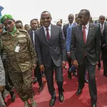 El Primer Ministro etíope Abiy Ahmed, en el centro, junto a su homólogo somalí, Hassan Sheikh Mohamud, en Mogadiscio.