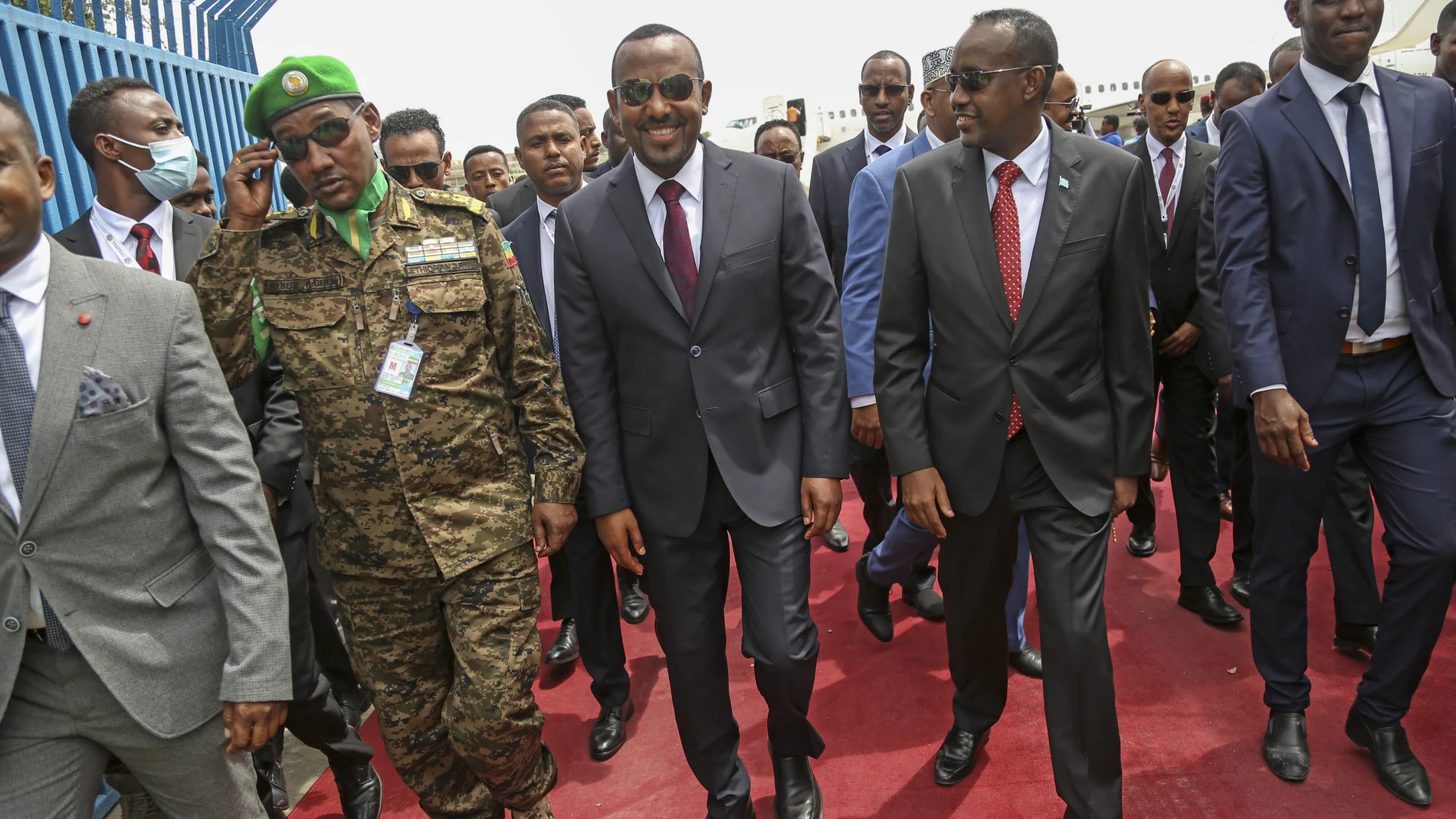 El Primer Ministro etíope Abiy Ahmed, en el centro, junto a su homólogo somalí, Hassan Sheikh Mohamud, en Mogadiscio.