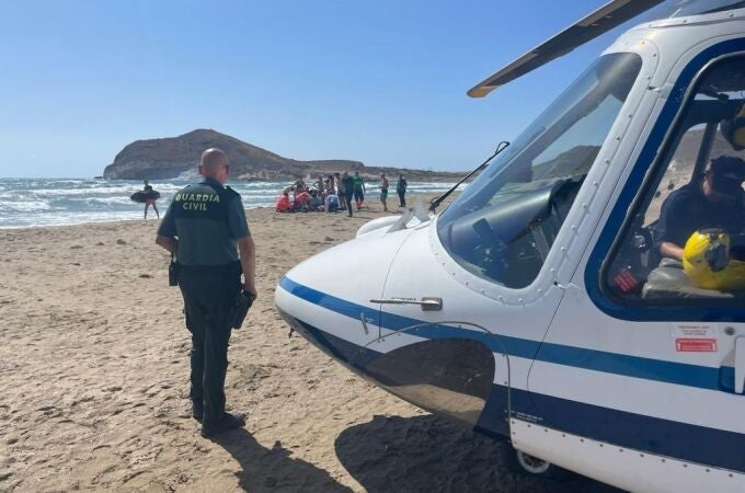 Equipos médicos y de la Guardia Civil atienden a un hombre fallecido en la playa de los Genoveses en Níjar (Almería). EUROPA PRESS