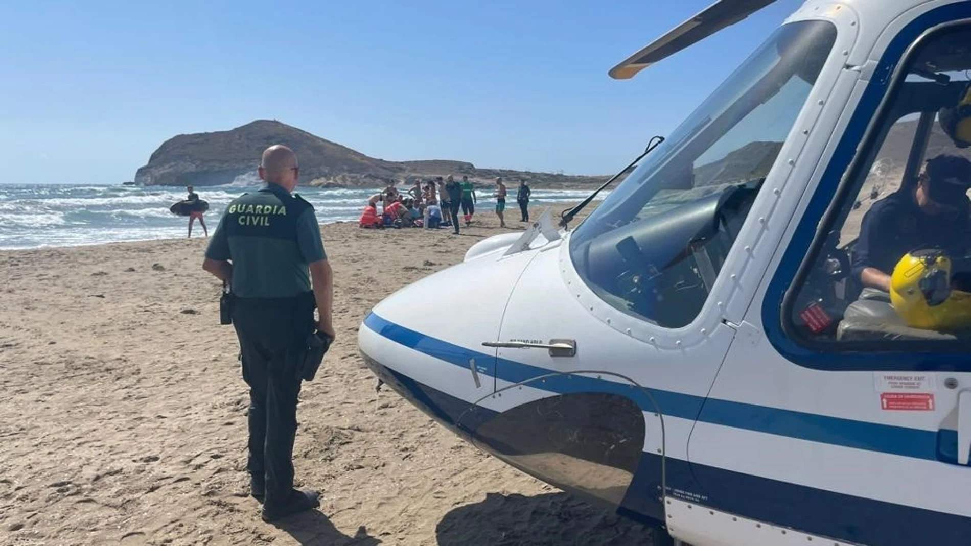 Equipos médicos y de la Guardia Civil atienden a un hombre fallecido en la playa de los Genoveses en Níjar (Almería). EUROPA PRESS