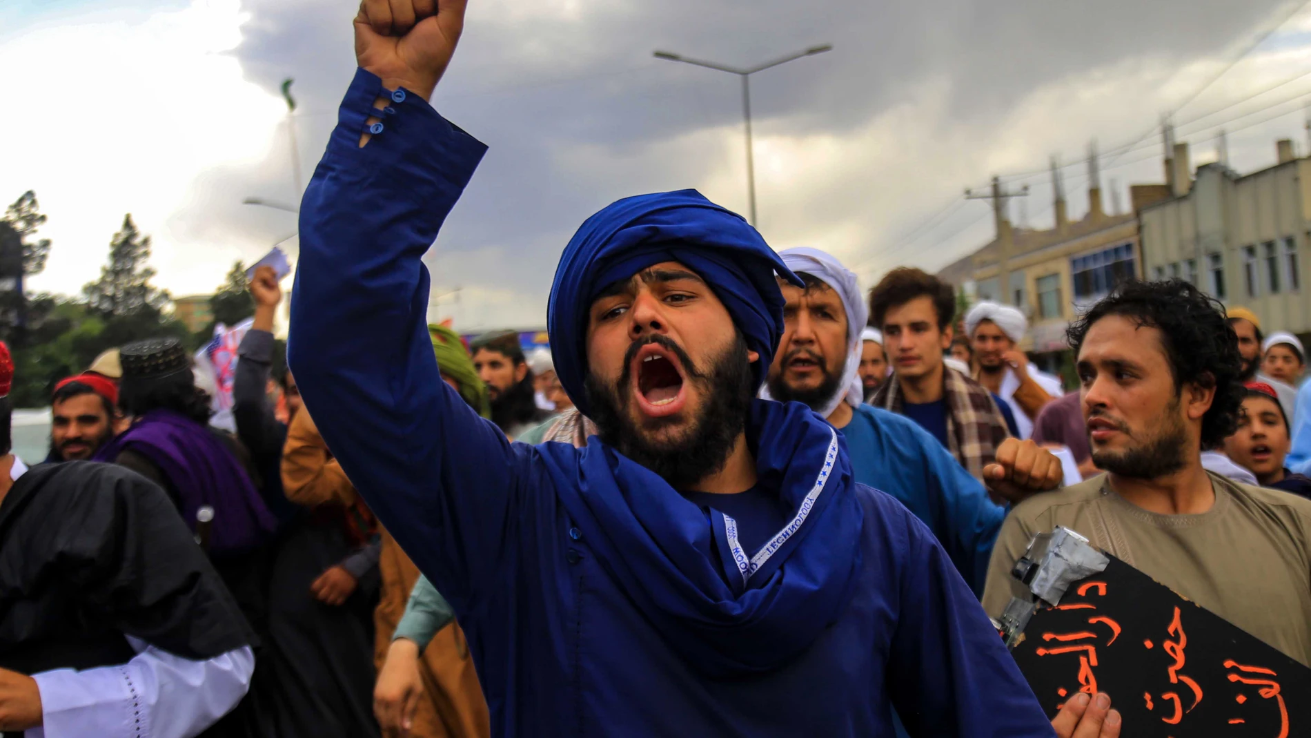 Un grupo de afganos protestan contra el ataque de EE UU que mató al líder de Al Qaeda en Kabul, este viernes