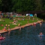 Playa fluvial en el río Cúa a su paso por Vega de Espinareda (León), en la comarca de El Bierzo