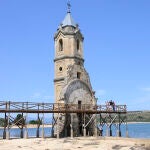 Vista de la iglesia en la localidad cántabra de Las Rozas en el Pantano del Ebro, cuando se celebra el 75 aniversario del cierre de las compuertas este sábado. EFE/Pedro Puente Hoyos