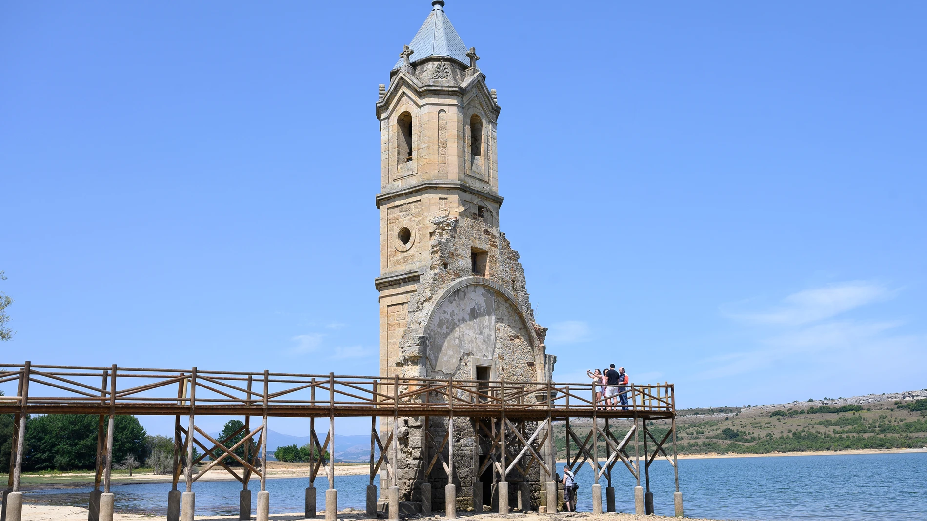 Vista de la iglesia en la localidad cántabra de Las Rozas en el Pantano del Ebro, cuando se celebra el 75 aniversario del cierre de las compuertas este sábado. EFE/Pedro Puente Hoyos