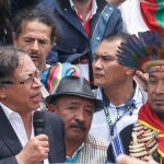 El entrante presidente de Colombia, Gustavo Petro, habla durante una ceremonia de posesión popular y espiritual con indígenas ayer