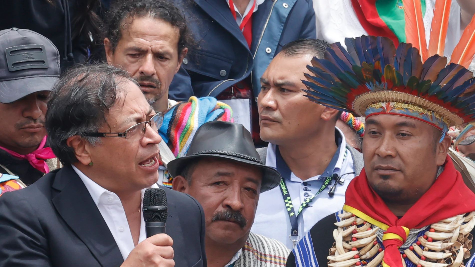 El entrante presidente de Colombia, Gustavo Petro, habla durante una ceremonia de posesión popular y espiritual con indígenas ayer