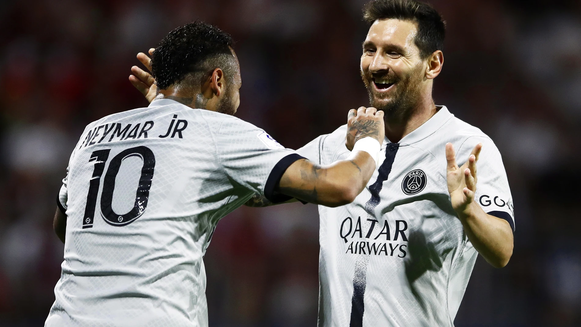 Neymar y Messi se abrazan tras uno de los goles del PSG