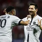 Neymar y Messi se abrazan tras uno de los goles del PSG