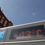 Vista del termómetro de una de las paradas de autobús de EMT en Madrid este agosto