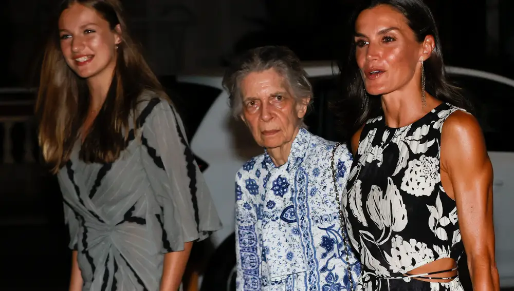PALMA DE MALLORCA, 05/08/2022.- La reina Letizia, la princesa Leonor (i) e Irene de Grecia (c), a su salida de una cena celebrada este viernes en Palma de Mallorca. EFE/Ballesteros