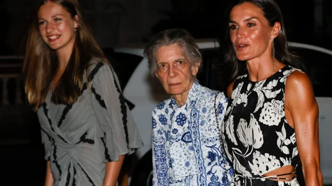 PALMA DE MALLORCA, 05/08/2022.- La reina Letizia, la princesa Leonor (i) e Irene de Grecia (c), a su salida de una cena celebrada este viernes en Palma de Mallorca. EFE/Ballesteros