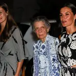 PALMA DE MALLORCA, 05/08/2022.- La reina Letizia, la princesa Leonor (i) e Irene de Grecia (c), a su salida de una cena celebrada este viernes en Palma de Mallorca. EFE/Ballesteros
