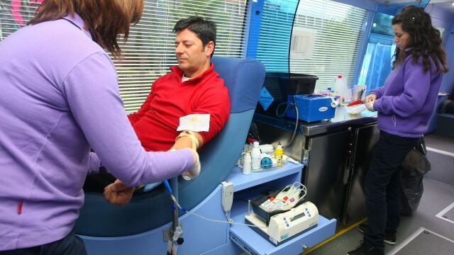 Un joven dona sangre en el autobús de hemodonación de la Junta de Castilla y León en Ponferrada (León).