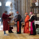 El cardenal António Augusto dos Santos Marto; el arzobispo de Santiago, Julián Barrio, y el cardenal arzobispo de Barcelona y presidente de la Conferencia Episcopal, Juan José Omella, en el penúltimo día de la recepción de la peregrinación europea de jóvenes 2022 en la Iglesia de San Domingo de Bonaval, en Santiago de Compostela