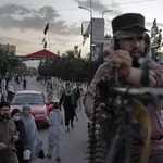Milicianos afganos hacen guardia en el barrio de Dasht-e-Barchi de Kabul