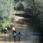 Varias personas se bañan en la piscina natural del Alberche en Aldea del Fresno, Madrid
