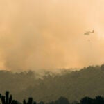 Medios aéreos trabajan este domingo para sofocar el fuego declarado el pasado viernes en Santa Cruz del Valle, en Ávila.