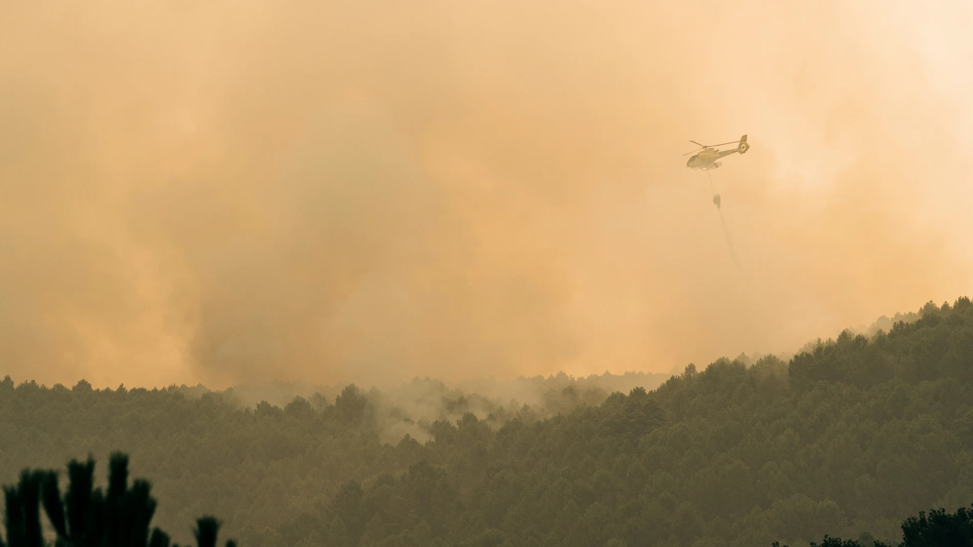 Medios aéreos trabajan este domingo para sofocar el fuego declarado el pasado viernes en Santa Cruz del Valle, en Ávila.