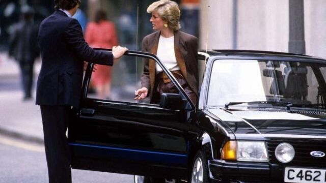 Diana de Gales subiendo a su Ford Escort.