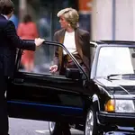 Diana de Gales subiendo a su Ford Escort.