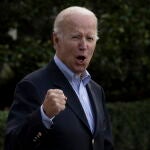 El presidente de EE UU, Joe Biden, gesticula mientras camina por el jardín sur para partir en el Marine One, en la Casa Blanca en Washington,