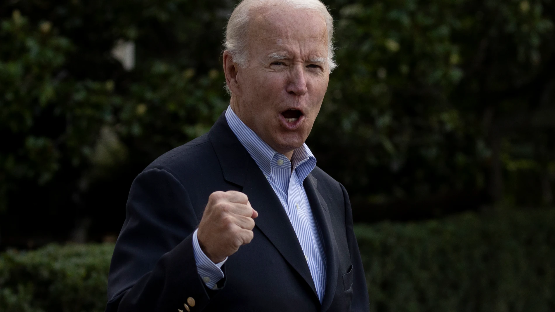 El presidente de EE UU, Joe Biden, gesticula mientras camina por el jardín sur para partir en el Marine One, en la Casa Blanca en Washington,