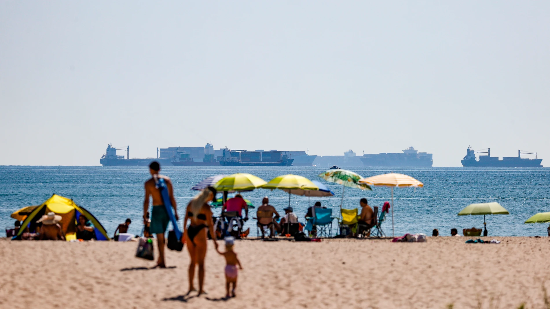 Playa de El Saler , junto a la bocana del puerto de Valencia