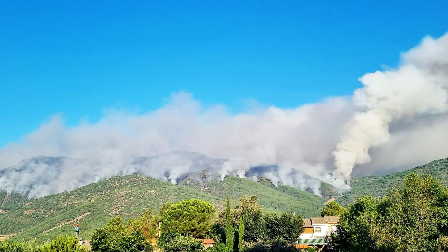 Incendio en Santa Cruz del Valle (Ávila) visto desde Pedro Bernardo