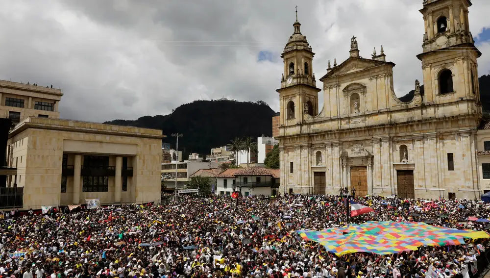 Participantes observan la ceremonia de investidura del presidente Gustavo Petro hoy, en la Plaza Bolívar de Bogotá