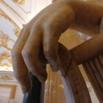 La escultura de Apolo del Palacio Real de La Granja (Segovia) recupera su meñique izquierdo perdido en los 80