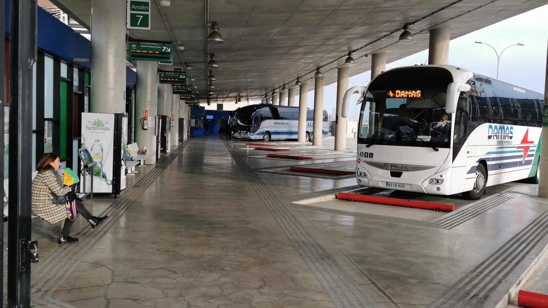 Una pasajera espera que llegue su autobús en la estación de Cádiz