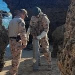 Dos expertos en desactivado de artefactos guardan la bengala en un dispositivo seguro