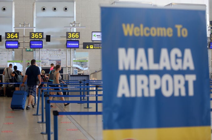 Cientos de turistas hacen colas en los puestos de embarque de Ryanair, en el Aeropuerto Costa del Sol. Álex Zea / Europa Press