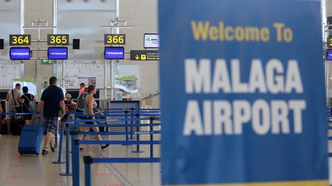 Cientos de turistas hacen colas en los puestos de embarque de Ryanair, en el Aeropuerto Costa del Sol. Álex Zea / Europa Press