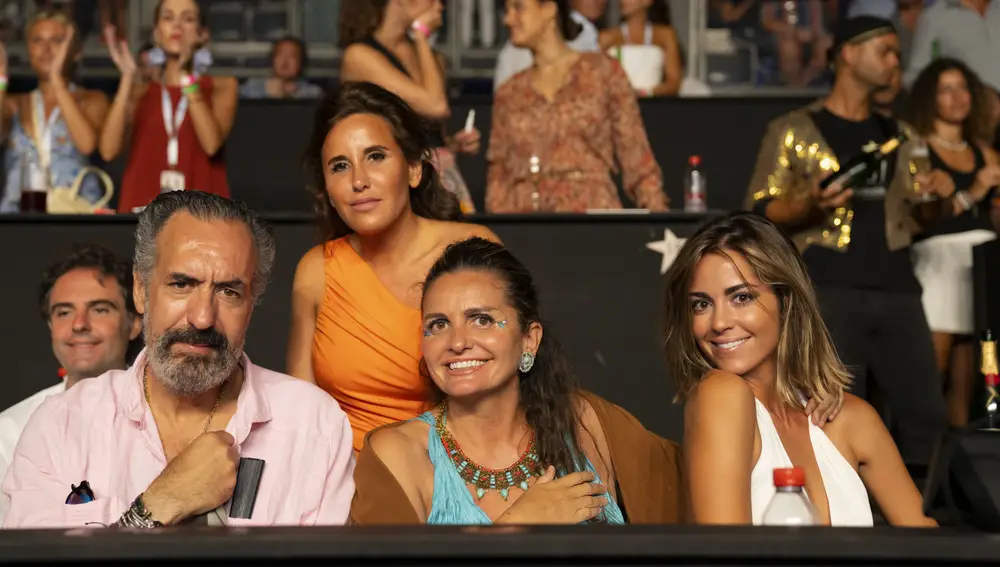 Jaime de Marichalar, Marta Fernández, Sandra García-Sanjuán y Sofía en un concierto de Taburete