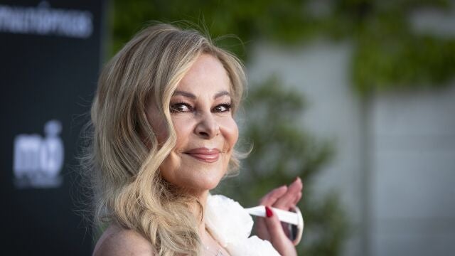 Ana Obregón presenta a su nieta con vestido de Charo Ruiz. 