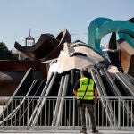 Un empleado vigila la obra de remodelación integral del Parque Gulliver en el jardín del Túria, hoy, en Valencia