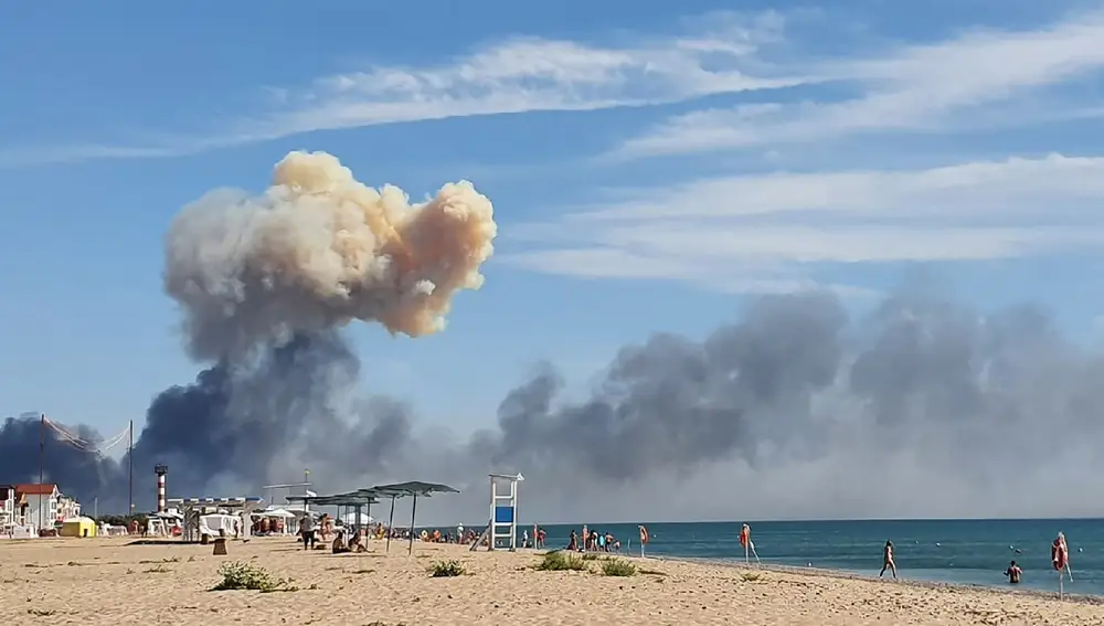 El humo se podía ver desde la playa de Saki, ayer