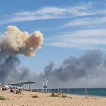 El humo se podía ver desde la playa de Saki, ayer
