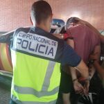 El detenido irrumpió en un establecimiento hostelero del barrio de Carrús, a cara descubierta, amenazando de muerte a los empleados con un cuchillo de grandes dimensiones.
