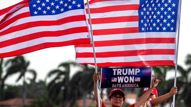 Simpatizantes del ex presidente estadounidense Donald Trump se sitúan frente a la residencia de Trump en Mar-a-Lago, en Palm Beach